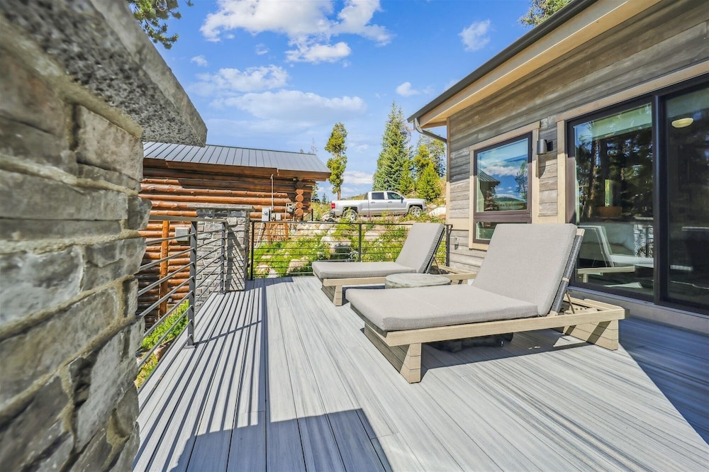 Golden Fox House 4 Bedroom Home by RedAwning