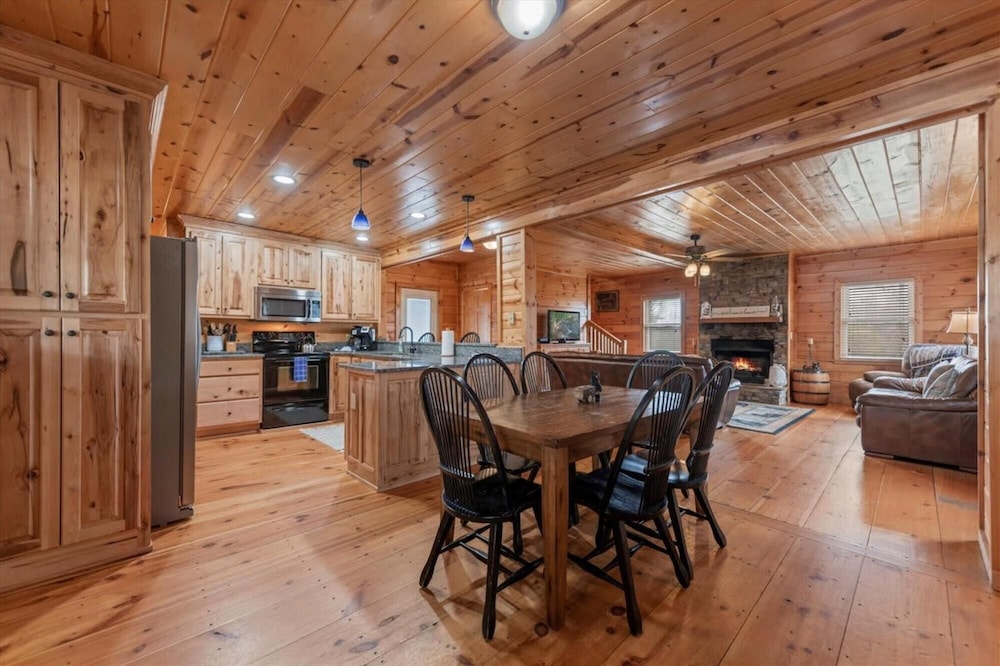 Goose Island Getaway - Secluded Cabin Mountain View Fireplace Hot Tub view 4