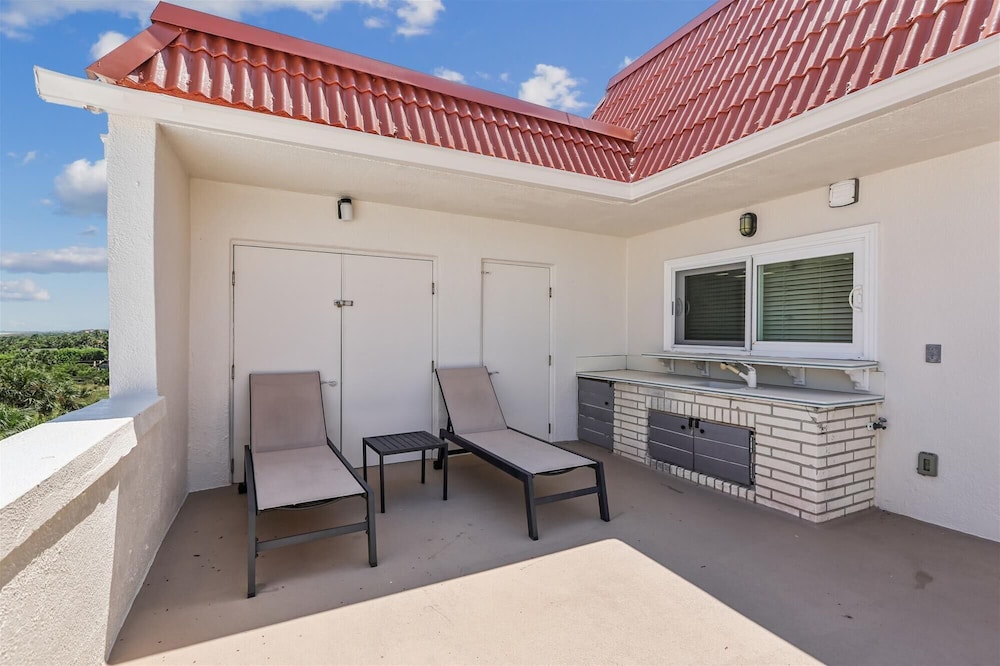 Oceanfront 3BR Condo: Gated, Breathtaking View