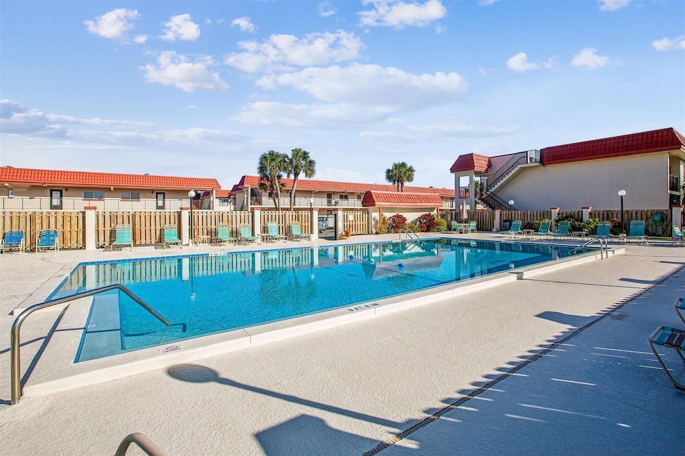 Beachside 2br/2ba Condo w/ Pool, Balcony & Boat Parking in St. Augustine