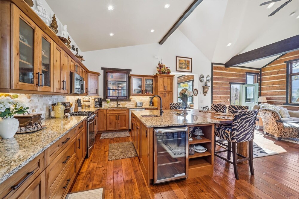 Silver Circle Lodge 4 Bedroom Home by RedAwning
