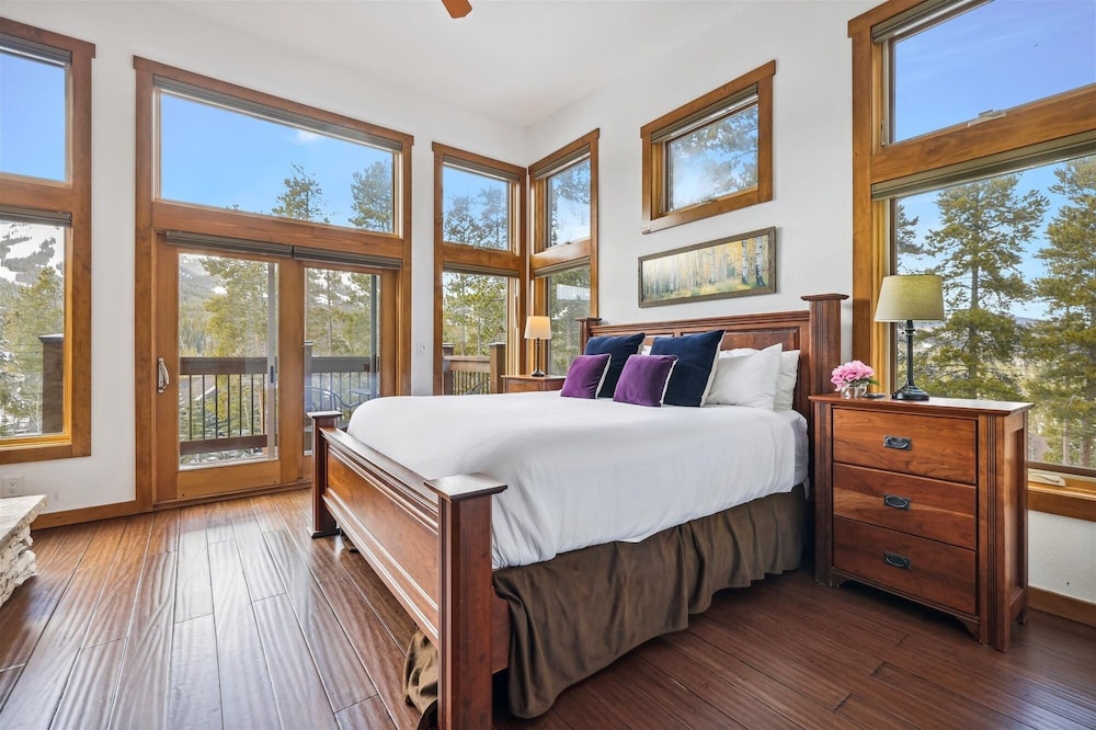 White Cap Lodge 4 Bedroom Townhouse by RedAwning view 5