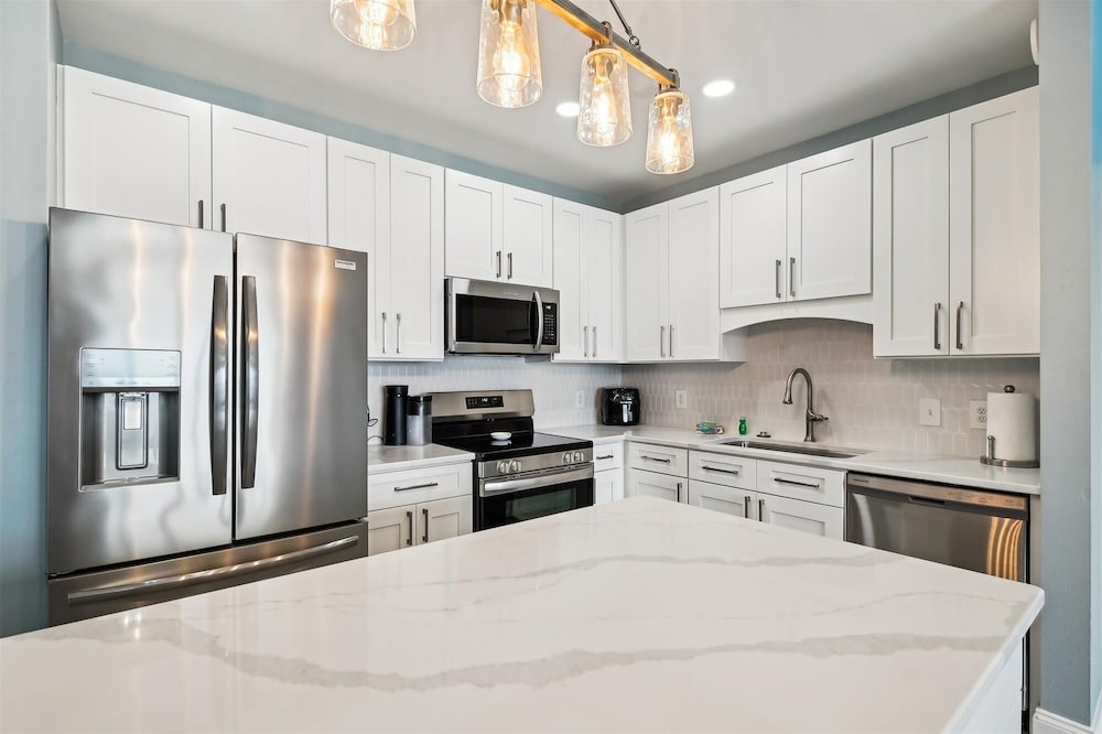 Laketown Wharf 2123 3 Bedroom Condo