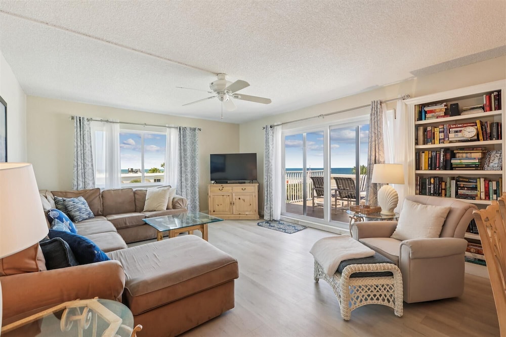 Oceanfront 3BR Condo: Gated, Breathtaking View
