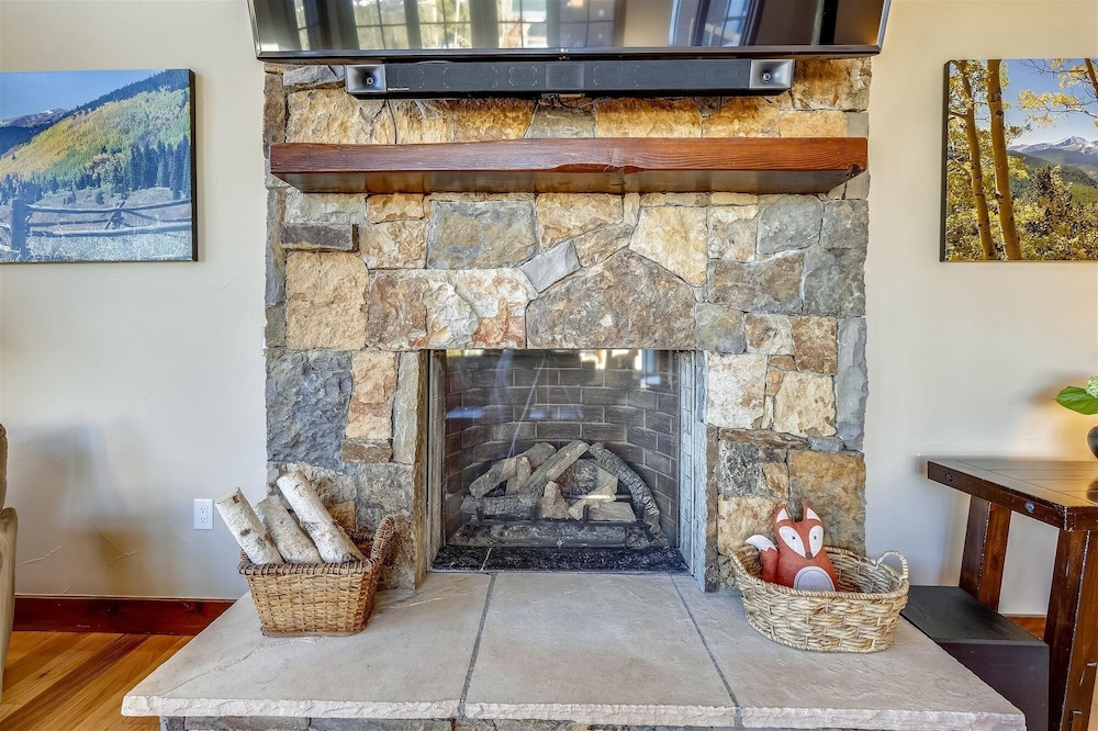 Baldy Mountain Overlook 4 Bedroom Townhouse by RedAwning