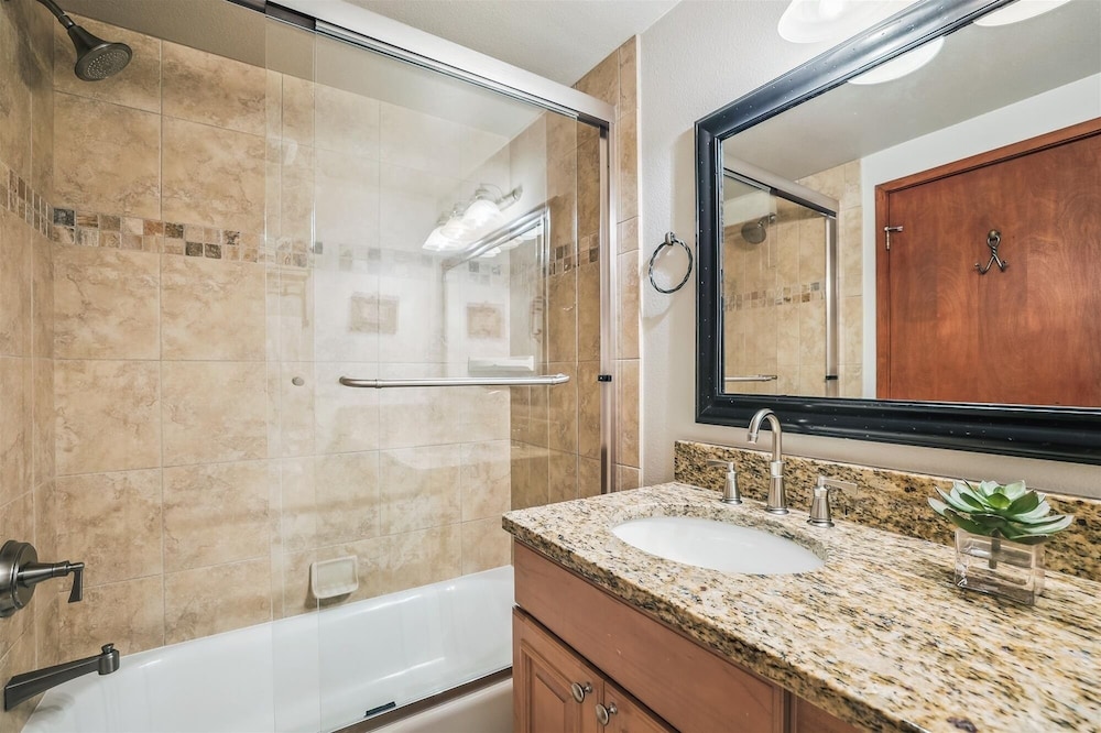 Pine Ridge 11e 2 Bedroom Condo