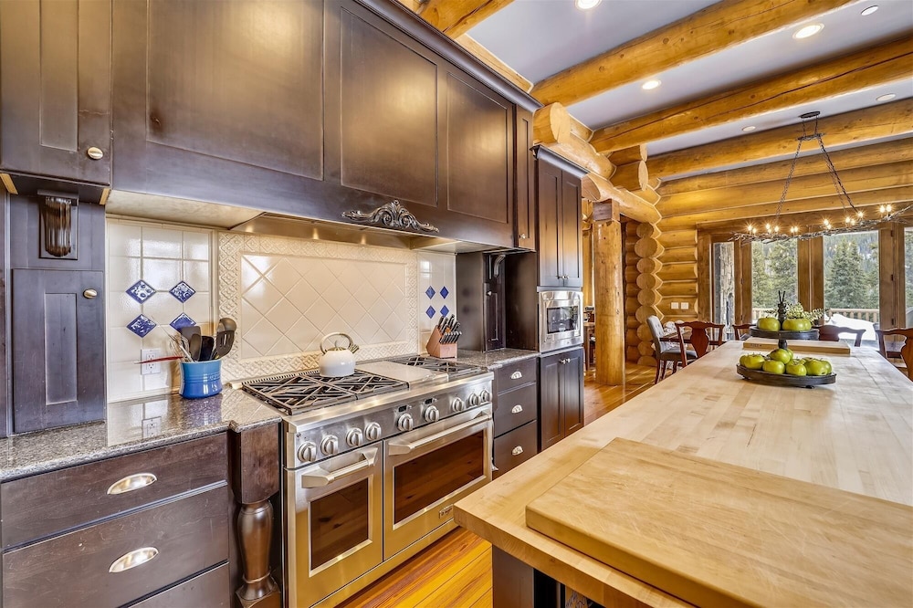 Goldenview Lodge 5 Bedroom Home by RedAwning