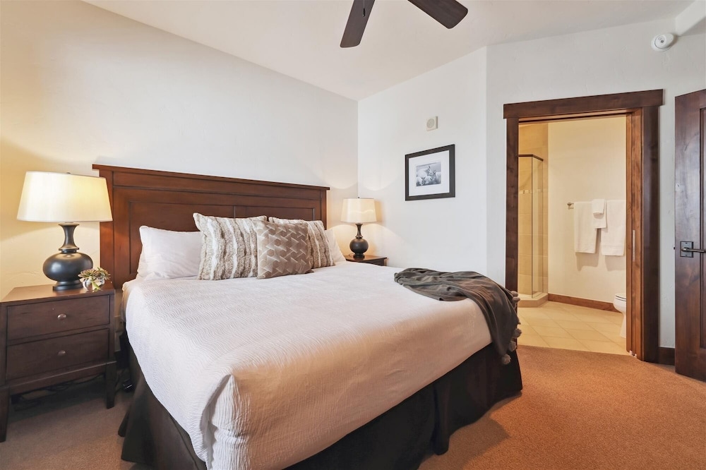 Crystal Peak Lodge 7407 3 Bedroom Condo by RedAwning view 4