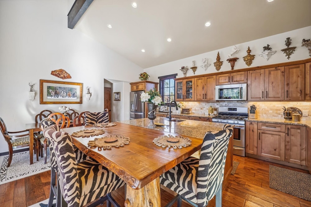 Silver Circle Lodge 4 Bedroom Home by RedAwning