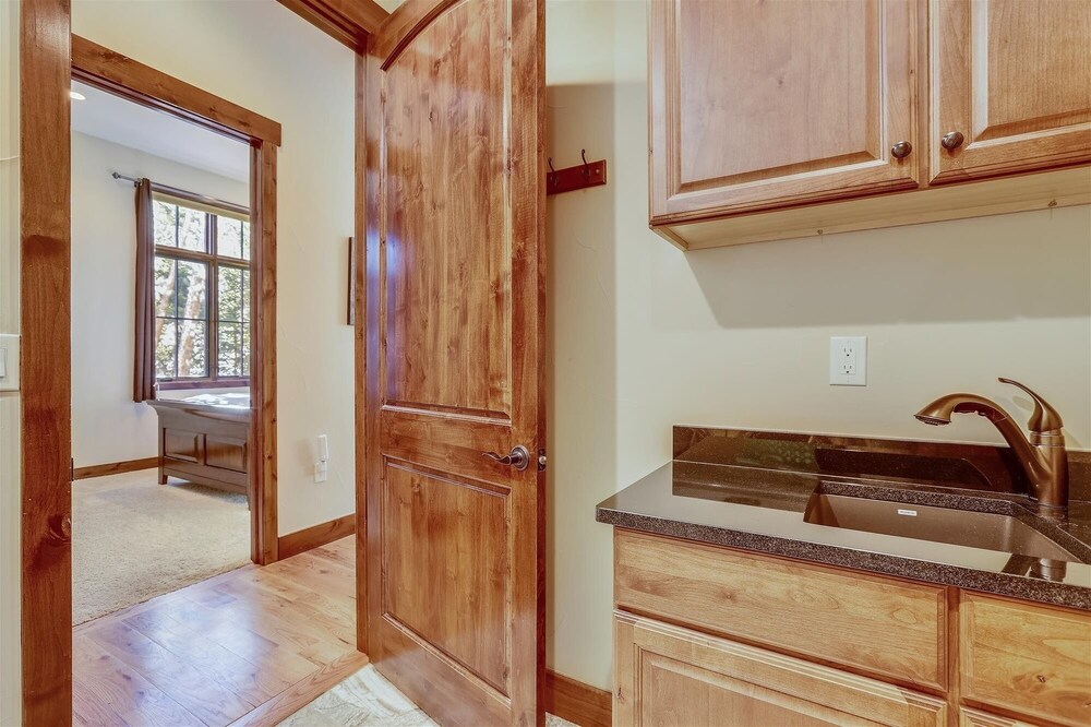 Baldy Mountain Overlook 4 Bedroom Townhouse by RedAwning