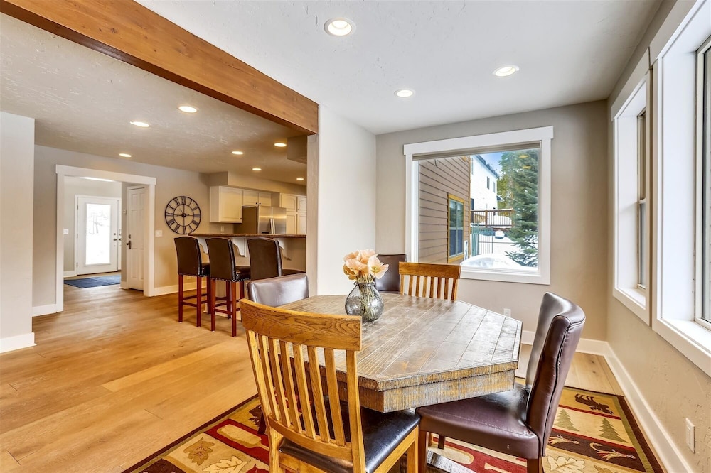 On The Rocks 4 Bedroom Home by RedAwning