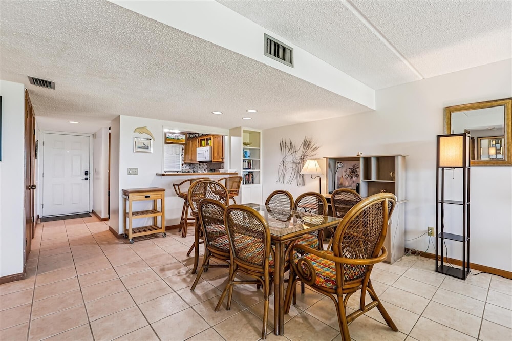 Oceanfront Luxury: 2BR Condo + Pool in St.aug