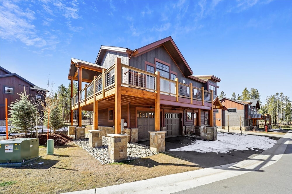 Cocoa Cabin 4 Bedroom Home by RedAwning
