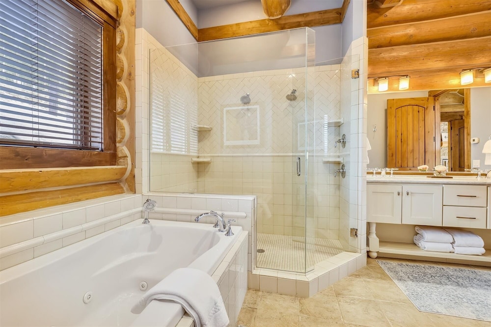Goldenview Lodge 5 Bedroom Home by RedAwning