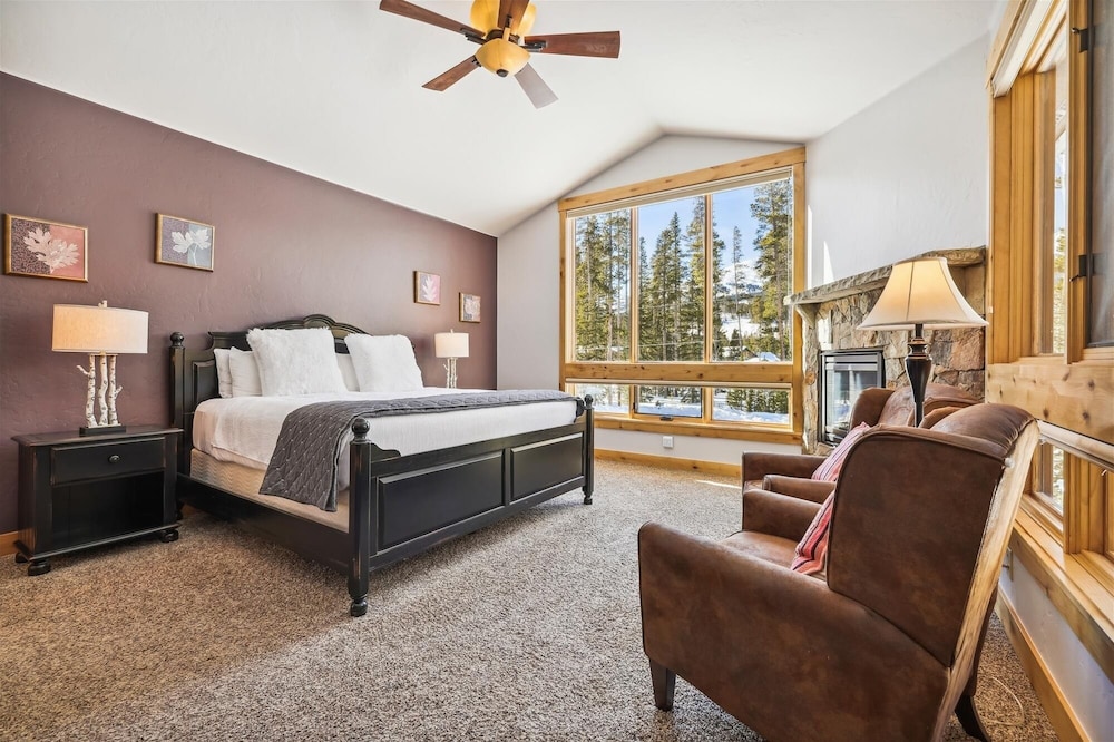 Lone Hand Lodge 4 Bedroom Home by RedAwning