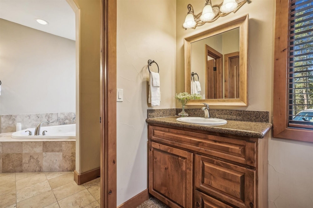 High Point Lodge 5 Bedroom Home by RedAwning