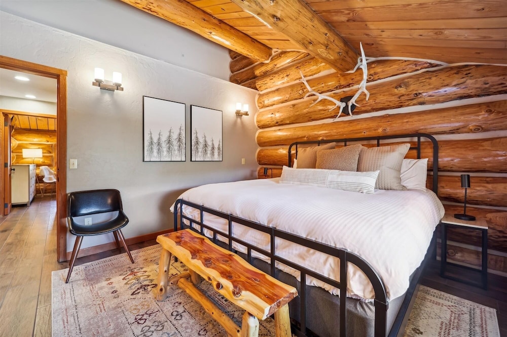 Modern Log Cabin 5 Bedroom Home by RedAwning