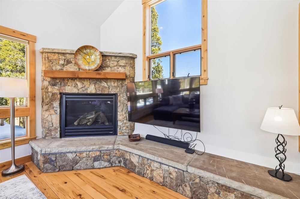 Lone Hand Lodge 4 Bedroom Home by RedAwning