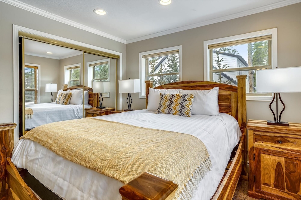 On The Rocks 4 Bedroom Home by RedAwning