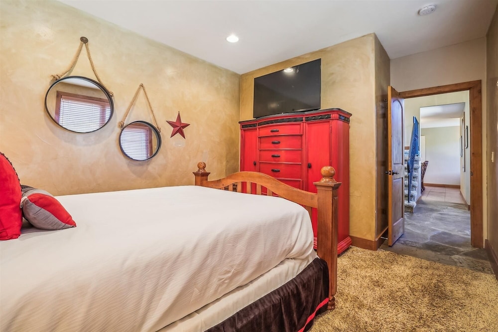 High Point Lodge 5 Bedroom Home by RedAwning