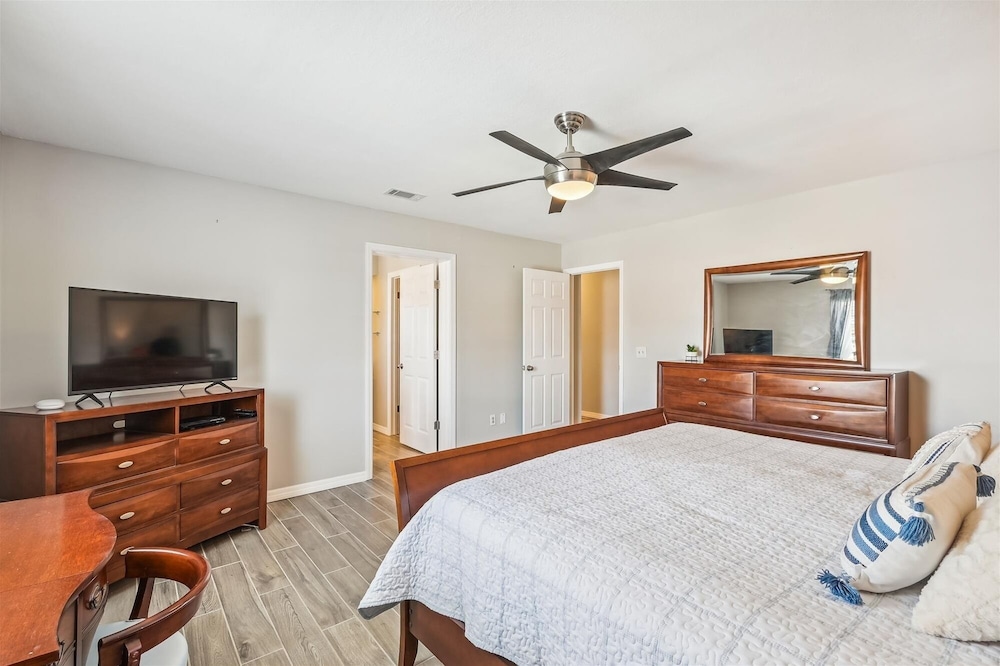 201 Cottontail Ln - Cottontail Cove 4 Bedroom Home by RedAwning view 4
