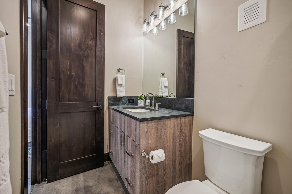 The Crowne Summit 6 Bedroom Home