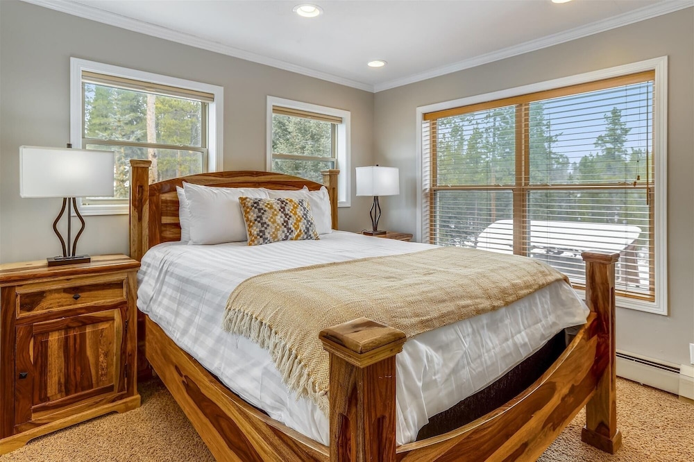 On The Rocks 4 Bedroom Home by RedAwning