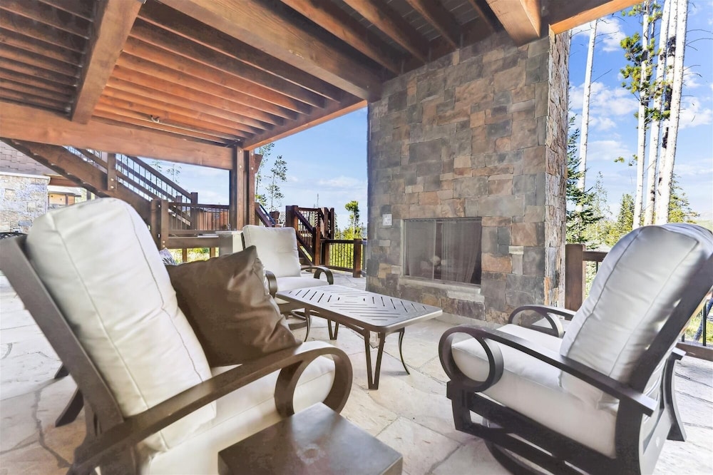 Highlands Hideaway 5 Bedroom Home by RedAwning
