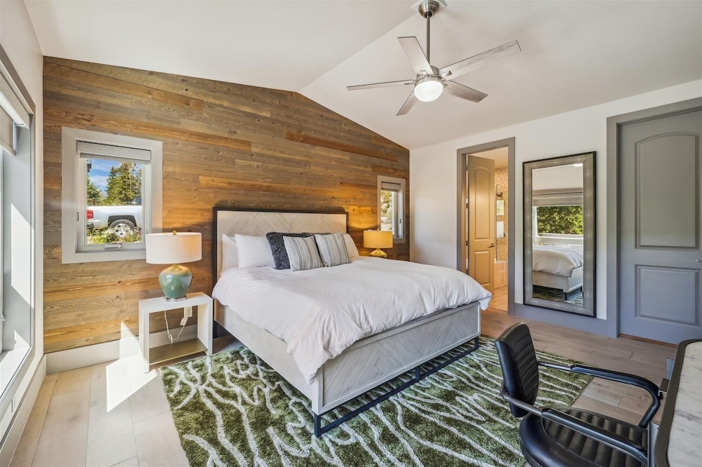 Golden Fox House 4 Bedroom Home by RedAwning
