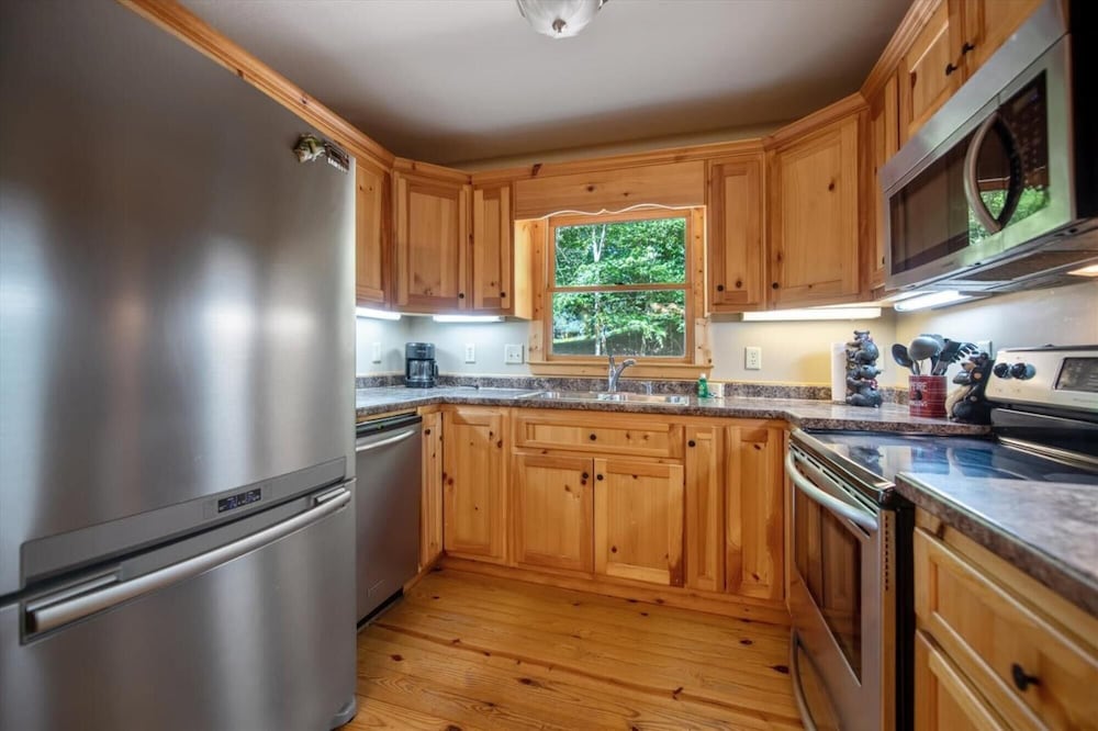 Harleys River Retreat - Charming Cabin in Coosawattee River Resort Hot tub view 4