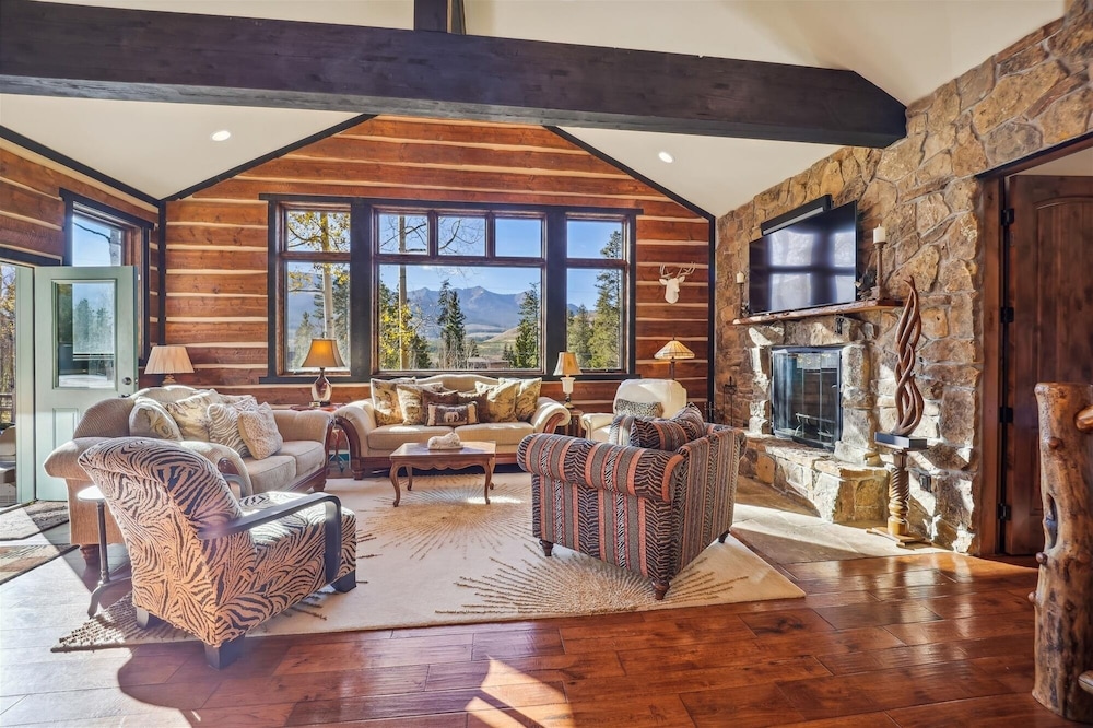 Silver Circle Lodge 4 Bedroom Home by RedAwning