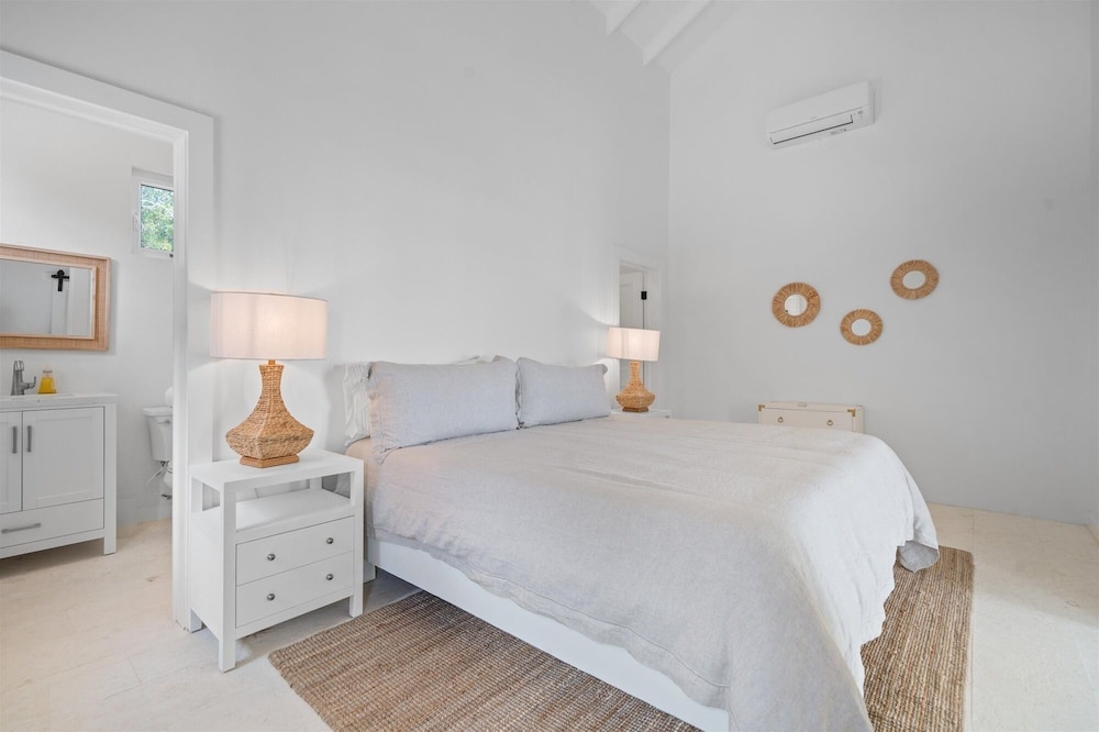 Seaesta - Brand New Estate W/pool & Private Backyard Beach 6 Bedroom Home