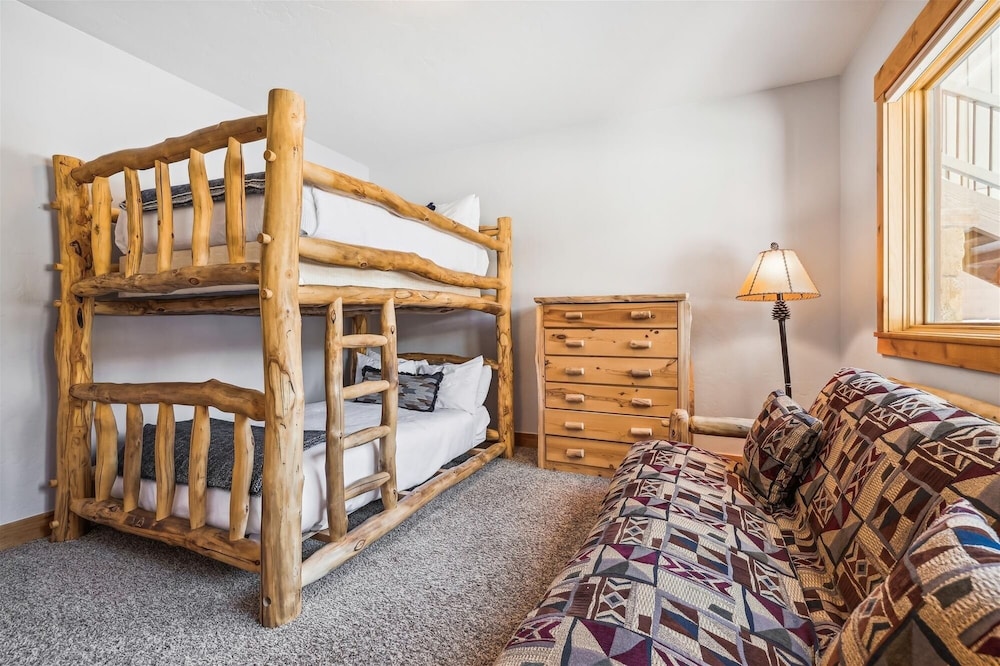 Lone Hand Lodge 4 Bedroom Home by RedAwning