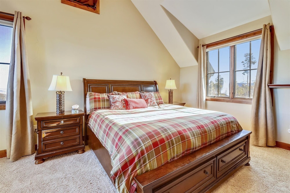 Baldy Mountain Overlook 4 Bedroom Townhouse by RedAwning