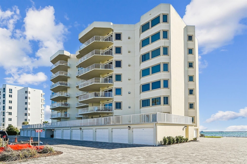 Waterview Towers 732 3 Bedroom Condo by RedAwning view 5