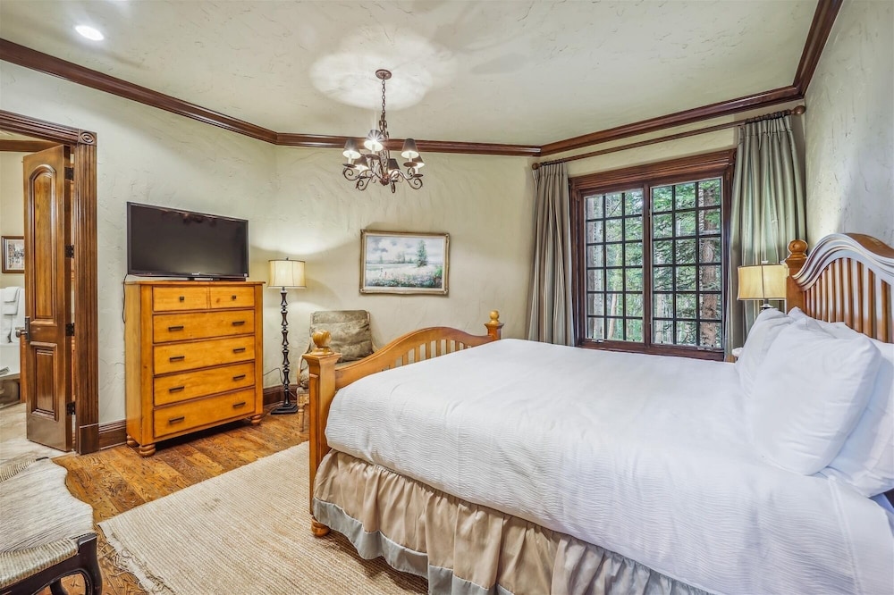 Gold King Retreat 6 Bedroom Home by RedAwning
