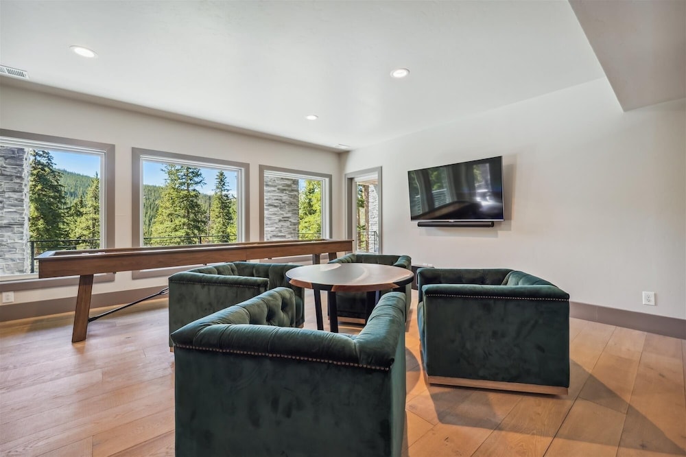 Golden Fox House 4 Bedroom Home by RedAwning