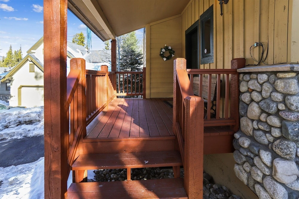 Highwood Hideaway 4 Bedroom Townhouse by RedAwning