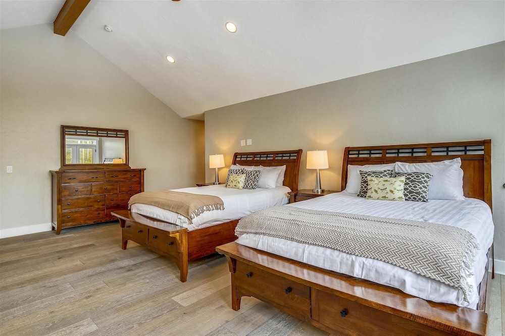 On The Rocks 4 Bedroom Home by RedAwning