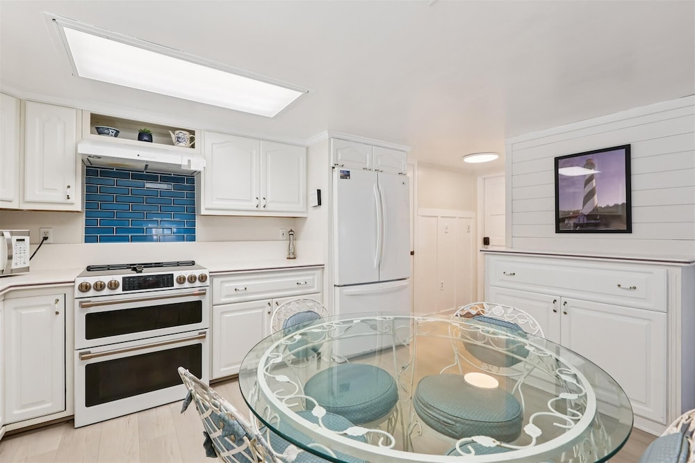 Oceanfront 3BR Condo: Gated, Breathtaking View