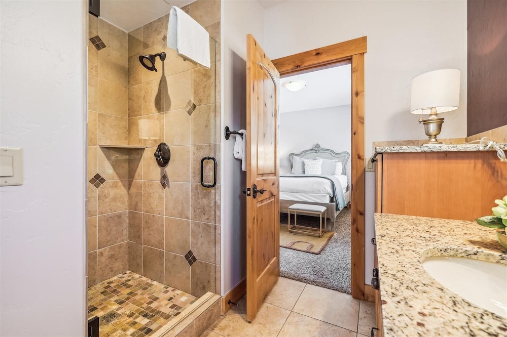 Lone Hand Lodge 4 Bedroom Home by RedAwning
