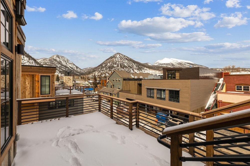 Decked Out Downtown 3 Bedroom Townhouse