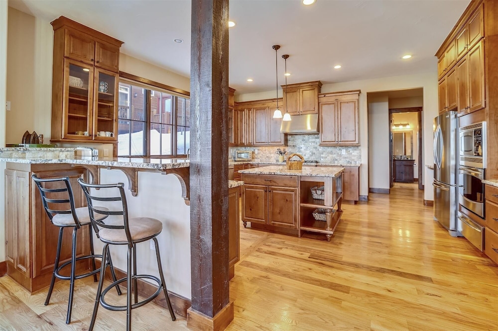 Baldy Mountain Overlook 4 Bedroom Townhouse by RedAwning