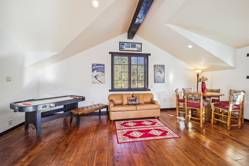 Silver Circle Lodge 4 Bedroom Home by RedAwning