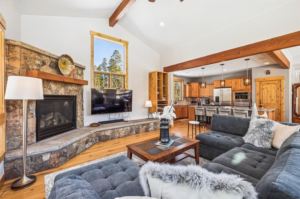 Lone Hand Lodge 4 Bedroom Home by RedAwning