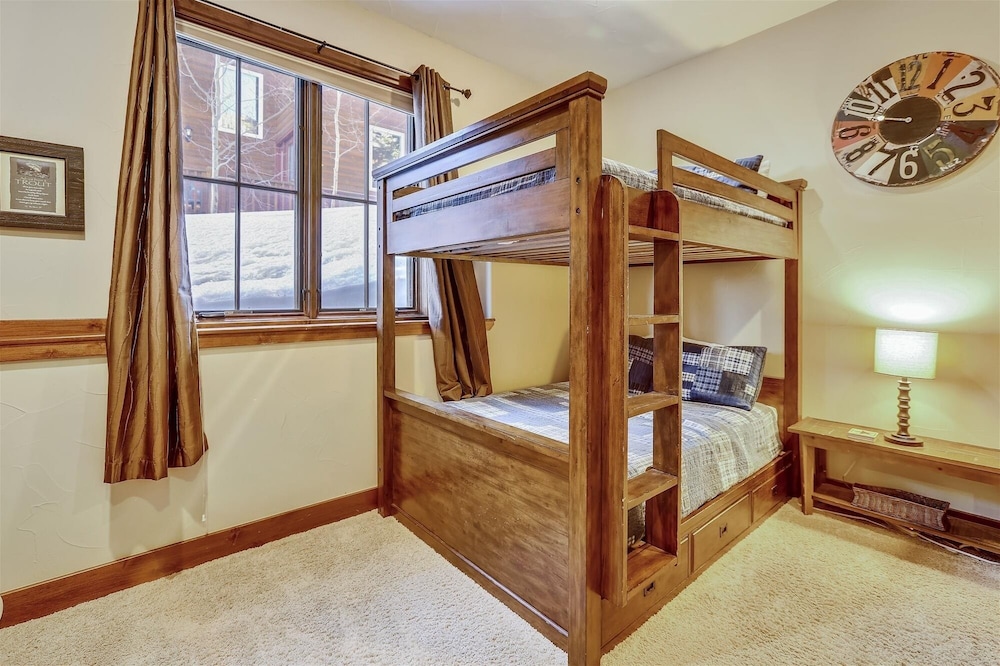 Baldy Mountain Overlook 4 Bedroom Townhouse by RedAwning