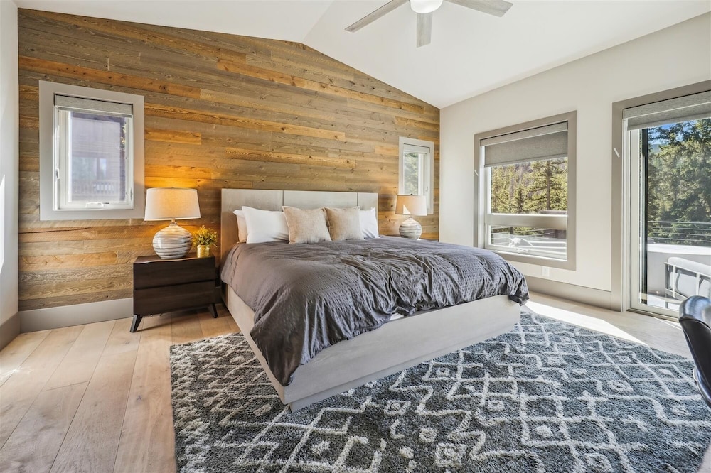 Golden Fox House 4 Bedroom Home by RedAwning