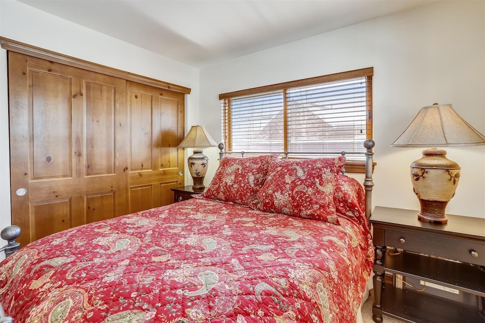 Highland Greens 71 4 Bedroom Condo by RedAwning view 5