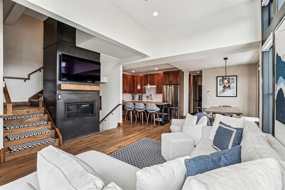 Decked Out Downtown 3 Bedroom Townhouse