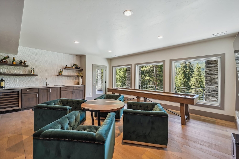 Golden Fox House 4 Bedroom Home by RedAwning